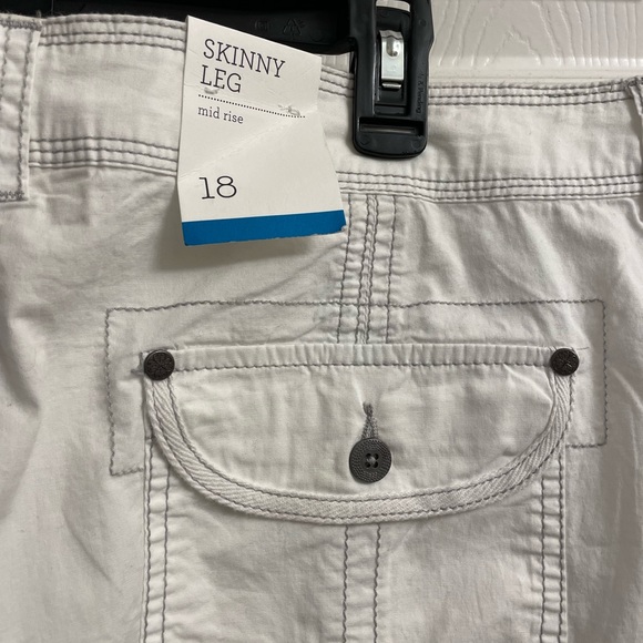 STYLE & Co Skinny Leg Cargo Pants. NWT - Picture 4 of 5